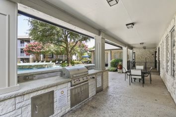 Grilling area at Venue at Stonebridge Ranch luxury apartment homes in McKinney, TX