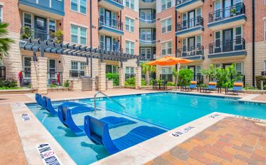 Aqua Chair Views at MAA 510 in Houston, TX