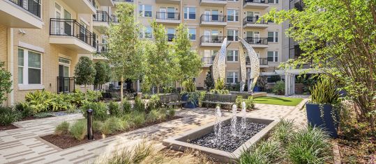 Courtyard garden at MAA Afton Oaks luxury apartment homes in Houston, TX