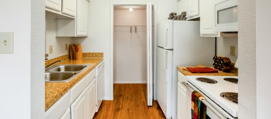 Kitchen to Cypresswood Court luxury apartment homes in Houston, TX