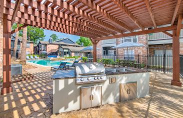 Outdoor grilling station at MAA Valleywood in Houston, TX