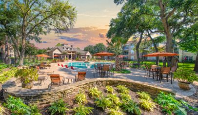 Patio area at MAA Woodwind luxury apartment homes in Houston, TX