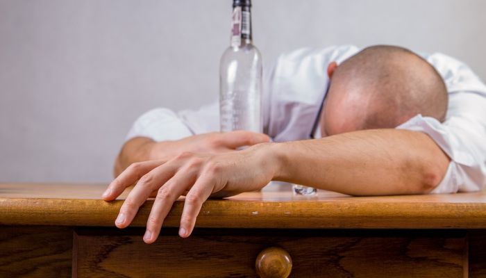 アルコールを早く抜く方法 おすすめの飲み物はある 注意点も