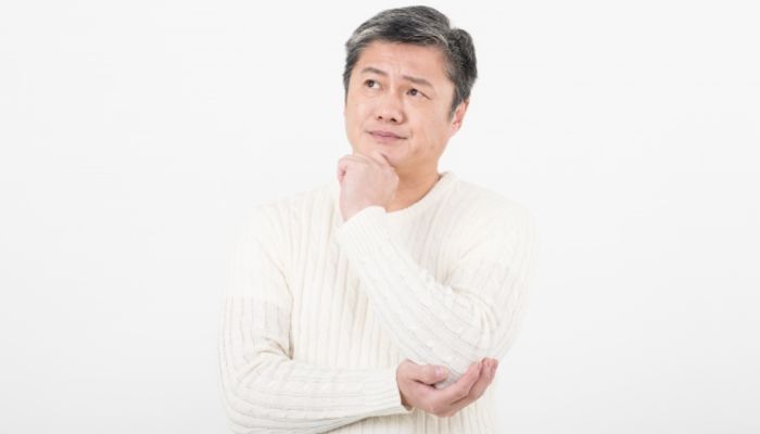 白髪でもイケメンに見せられる 俳優をまねて白髪を効果的に魅せる