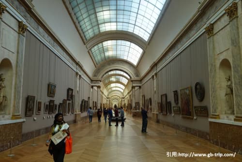 パリの風景 ルーブル美術館
