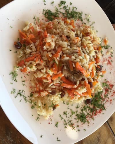 ウズベキスタン名物の炊き込みご飯 プロフ