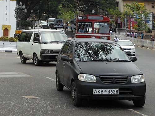 キャンディを走る普通車