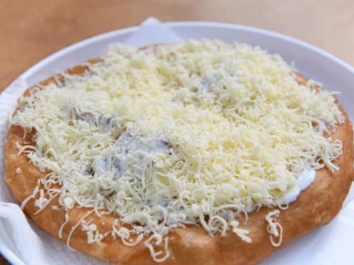 ハンガリー ブダペスト Lángos(ランゴッシュ)