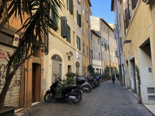 ローマの狭い路地