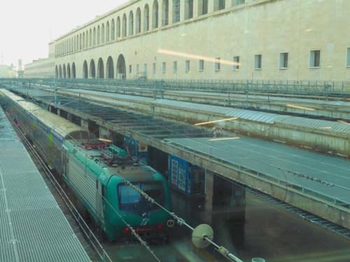 イタリアの駅のホーム