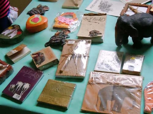ゾウのフンから作られた紙製品:ピンナワラにて