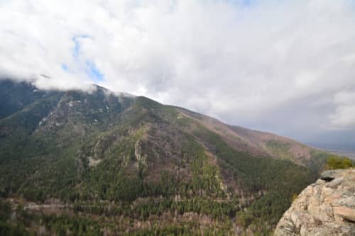 ブルガリアの春前の山