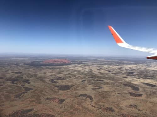飛行機の窓からのエアーズロック