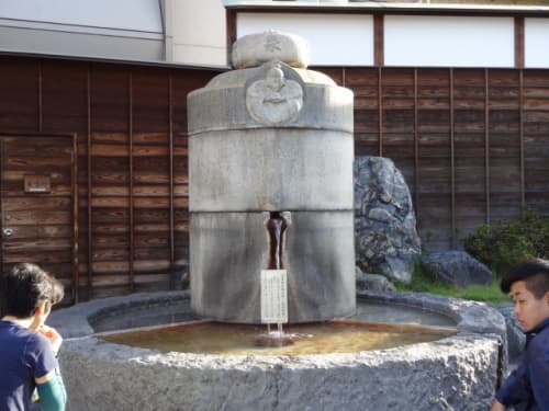 外部に展示紹介された湧き出る「神の湯」