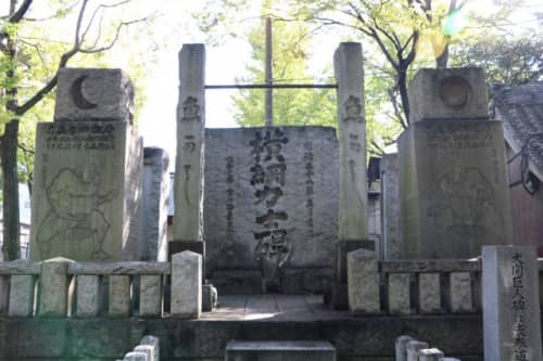 横綱力士碑