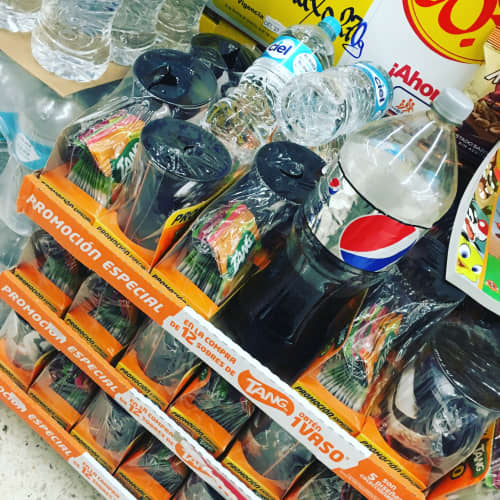 飲みかけのペプシが売り場に置いてある光景