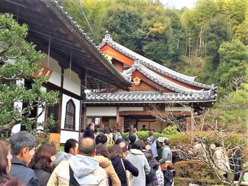 鈴虫寺入館風景