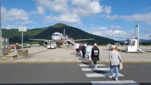 乗客が飛行機に乗るシーン