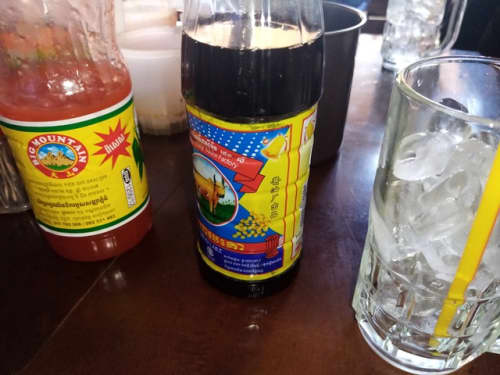 カンボジア食堂の卓上