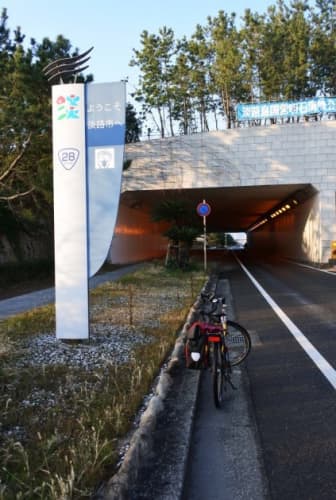 明石海峡公園の下をくぐる道