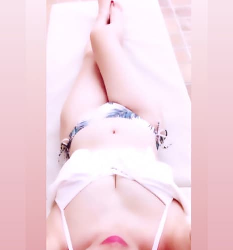 ベッドで誘っている綺麗な熟女