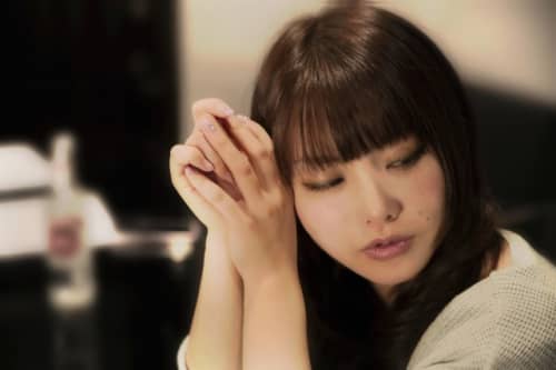 目を逸らす女性