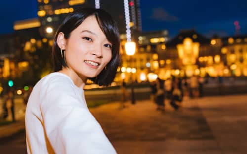 手を引く女性