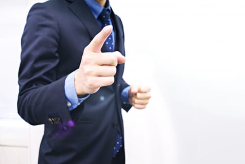 指をさす男性