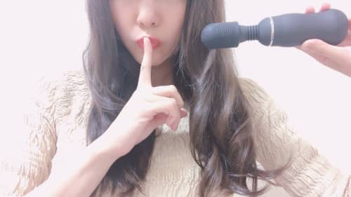 電マと内緒ポーズをとる女性