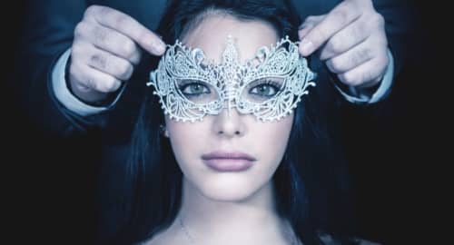 https://publicdomainq.net/woman-girl-mask-0017840/