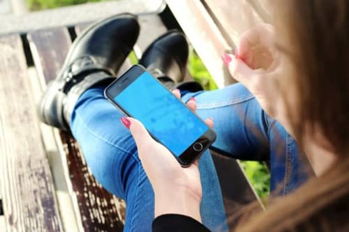 スマホを弄る女性