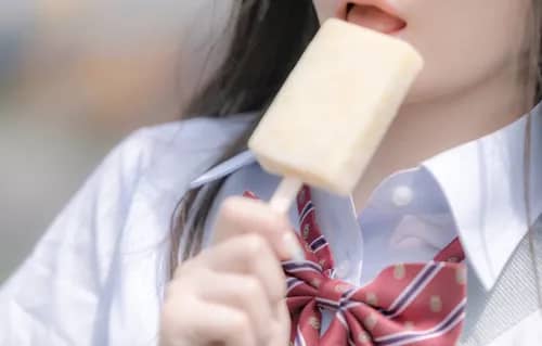 アイスクリームを食べようとする女性の口許