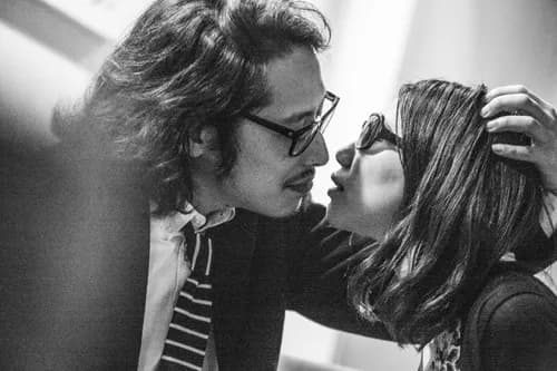 男性が女性にキスを迫っている場面