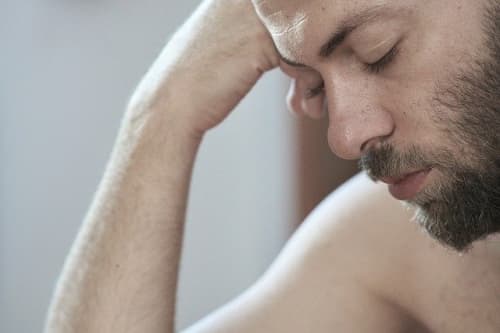 自分を責める男性