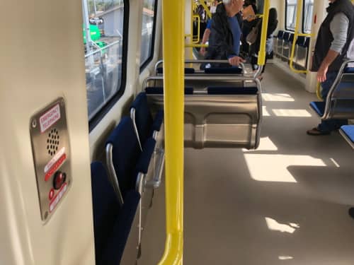 ハワイの電車車内