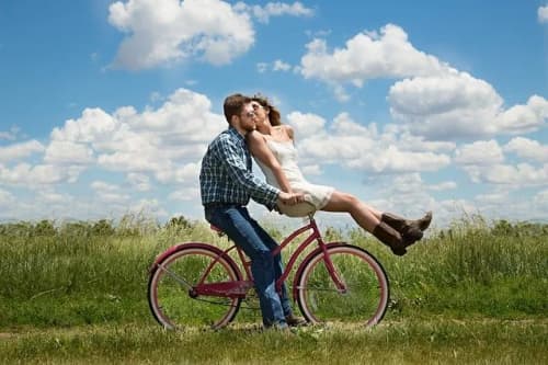 自転車デートするカップル