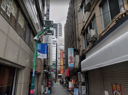 オレンジ色の看板が目印