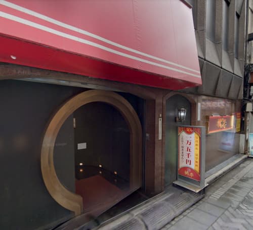 赤いテントの桃李の外観
