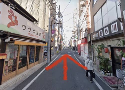 ウサギ薬局前