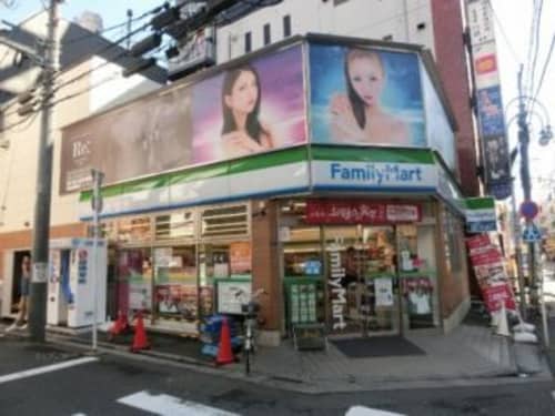みさき陸橋通り「ファミリーマート」