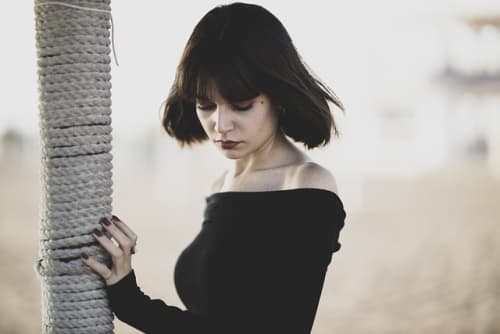 黒髪女性
