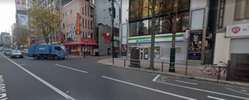 ファミリーマート前