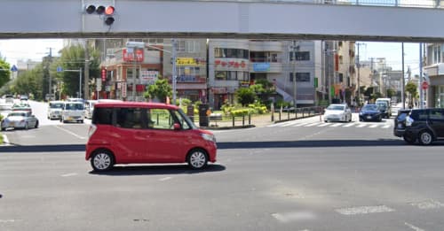 歩道橋のある交差点