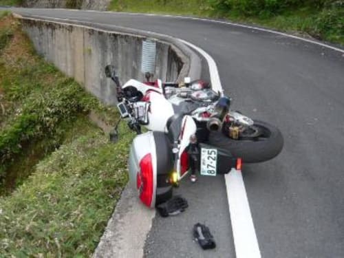 バイクが転倒した 修理と原因 おすすめのガードでフレームを守ろう