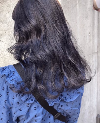 ブルーブラックのヘアカラーおすすめスタイル 18秋冬 冷ためのカラーでツヤが溢れる