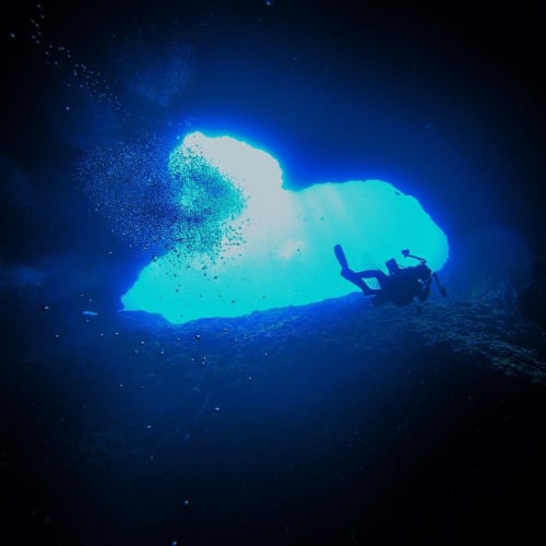 19年最新 青いハートの絶景 グアムのブルーホールをダイビング
