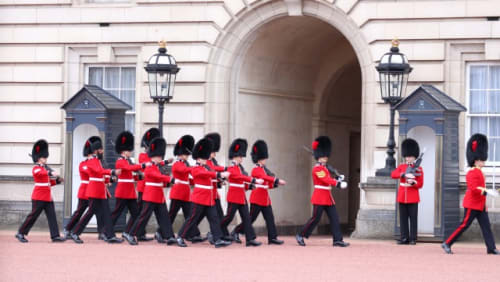 ロンドンの赤と黒の兵隊さん バッキンガム宮殿で衛兵交代式の見学スポット7選と行き方 注意点をご紹介