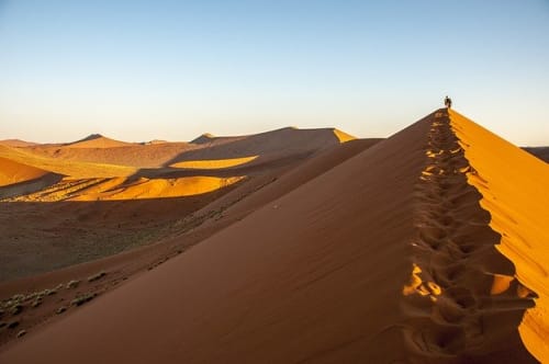 ナミビアの幻想的なナミブ砂漠と絵画のようなデットフレイを紹介 行き方はレンタカーがおすすめ