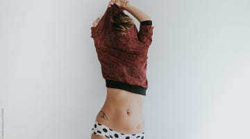 脱ぐ姿がエロくしよう♡エロい脱ぎ方とセックスへの期待度をご紹介！のサムネイル画像