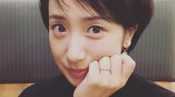 映美くららの胸は何カップ？結婚して旦那アリ！髪型がかわいいと話題！のサムネイル画像